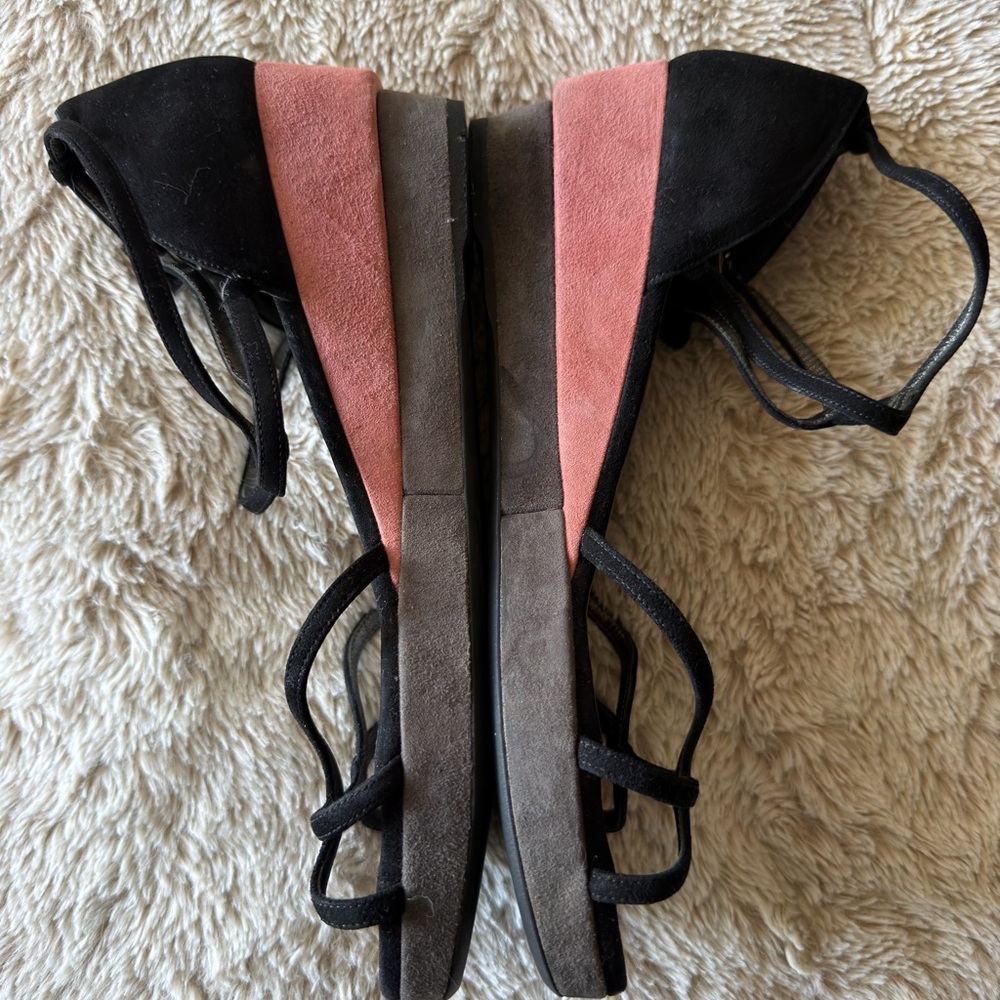 Elegant Black and Pink Strappy Sandals - Picture 7 of 8
